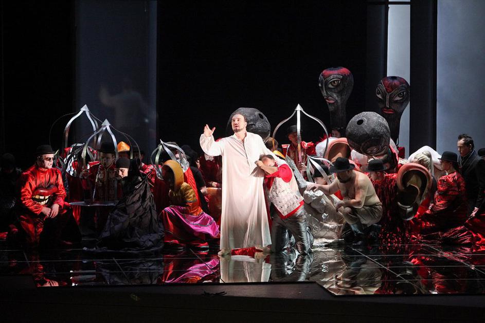 Ko pred premiero vadijo črne maske