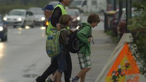 Pahor kot prostovoljec varuje prihod šolarjev v OŠ Vič, Ljubljana