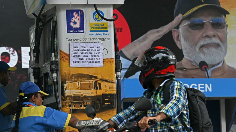 prepoved točenja goriva starejšim avtomobilom v New Delhiju