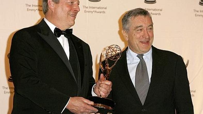 Gore je nagrado sprejel iz rok igralskega veterana, 63-letnega Roberta De Nira.