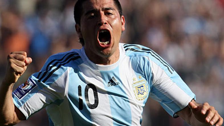 Juan Roman Riqeulme zadel dvakrat za zmago Argentine