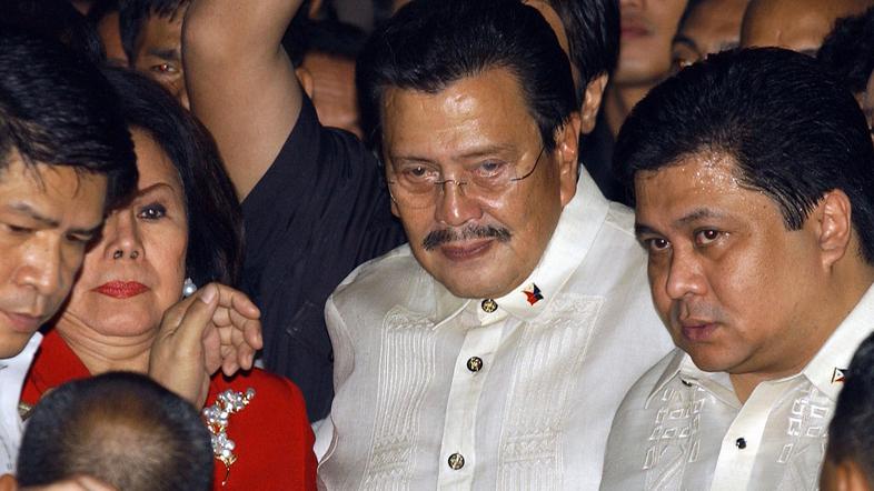 Nekdanji predsednik z ženo Luiso Ejercito in sinom Josejem Ejercitom Estrado.