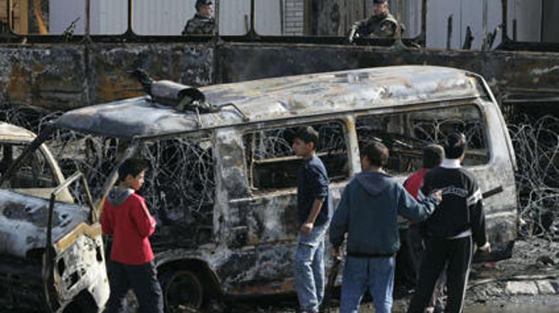Zažgana Natova vozila še vedno opozarjajo, da lahko nasilje izbruhne kadarkoli. 