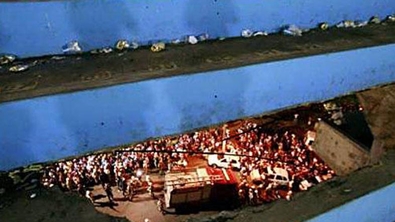 Pod ruševinami na stadionu je ugasnilo najmanj osem življenj.