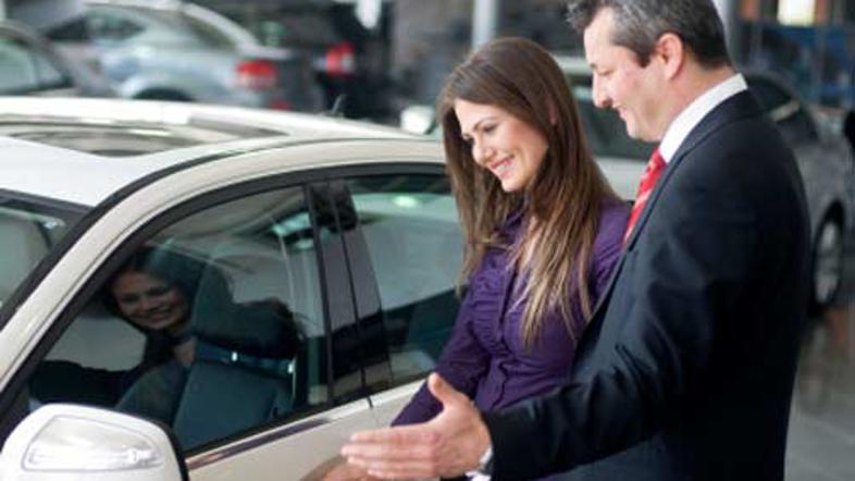 Nakupovanje nakup avtomobil iStockphoto