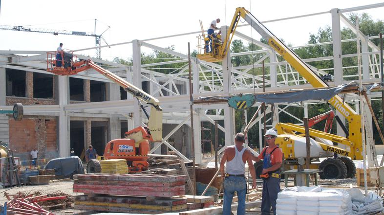 Štirinajststezni bovling, ki nastaja v tisoč kvadratnih metrov velikem prizidku,