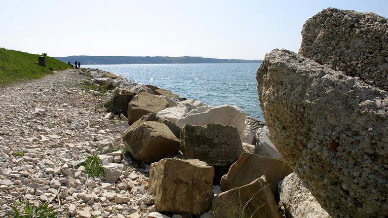 Obmorska sprehajalna pot bo v širini treh metrov tlakovana s tiskanim betonom, n