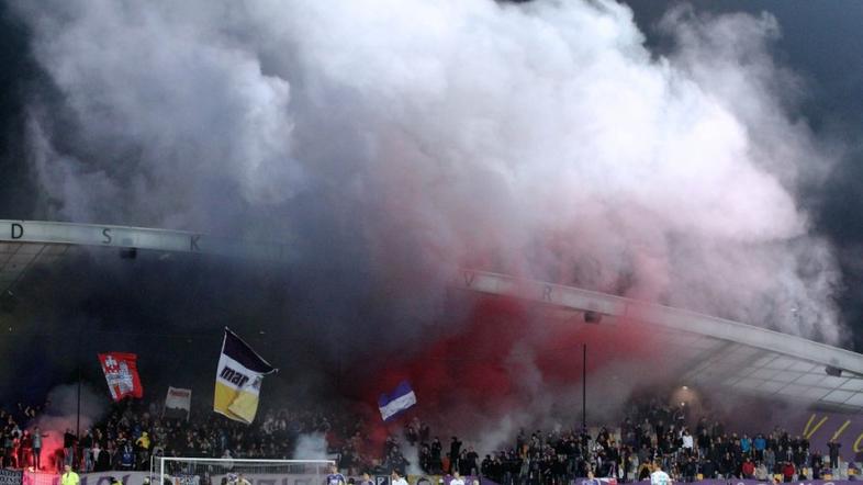 Viole navijači dim bakle bakljada Maribor Olimpija Ljubljana večni derbi Prva li