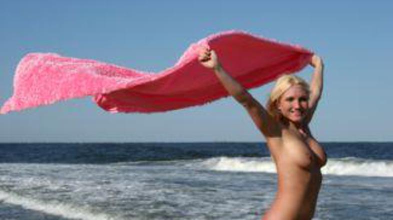 Ti se kar igraj z vetrom. Moja brisača je pod trebuhom.