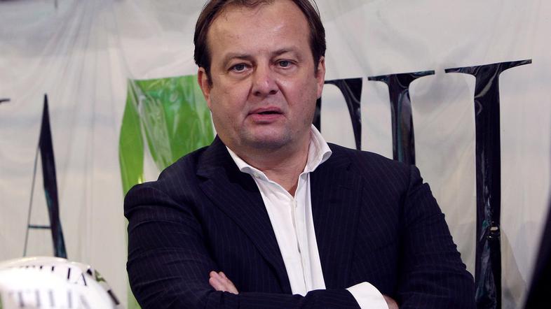 "Direktor Olimpije Matjaž Sekelj se je na servis obrnil s prošnjo, da bi bilo ne