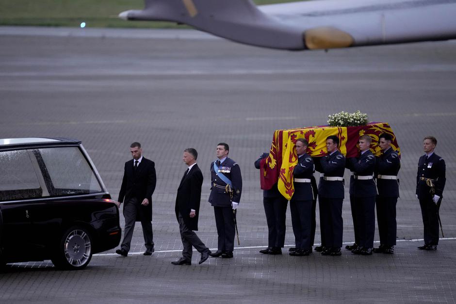 Kraljica Elizabeta II., krsta je prispela v London | Avtor: Profimedia