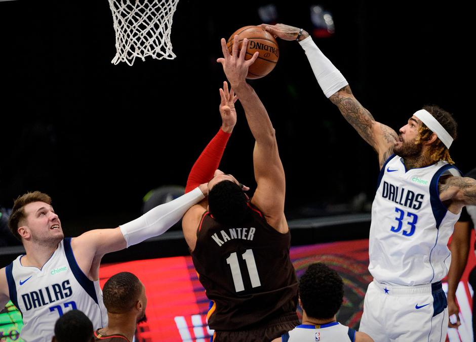 Luka Dončić in Willie Cauley-Stein | Avtor: Profimedia