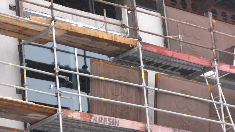 Globus je delo arhitekta Edvarda Ravnikarja, vpisano v register nepremične kultu