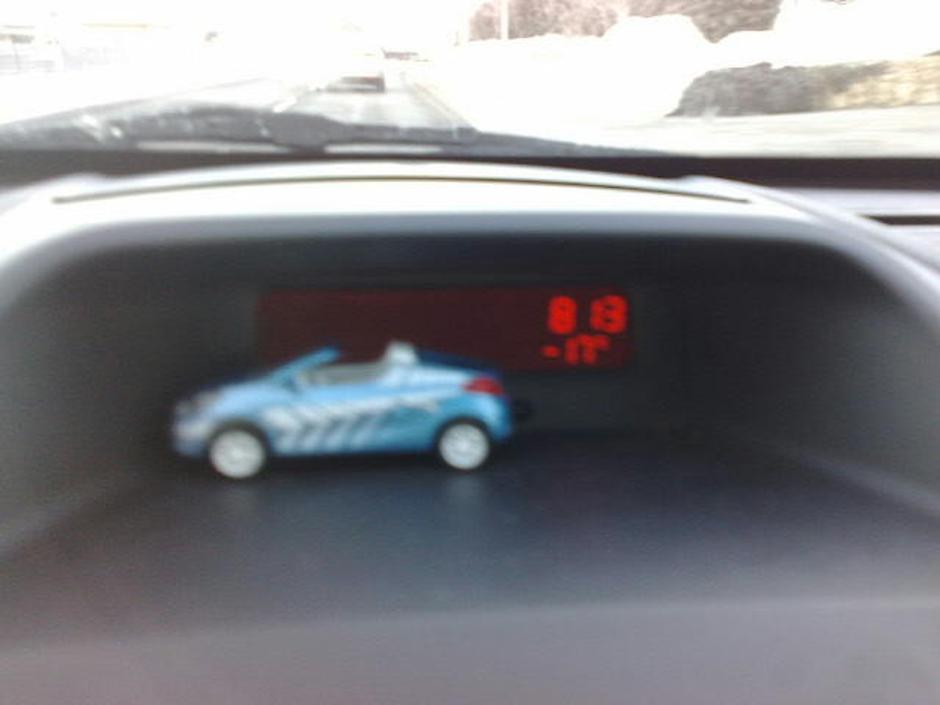 "To je zima!" nam je danes poslal bralec iz Trebnjega. Zunanja temperatura v avt | Avtor: Žurnal24 main