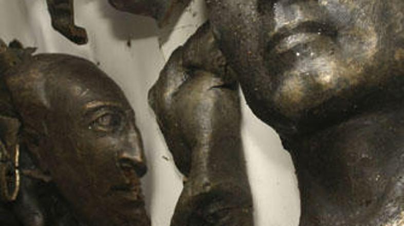 Če bodo spoznani za krive, jim grozi od enega do osmih let zaporne kazni za tatv