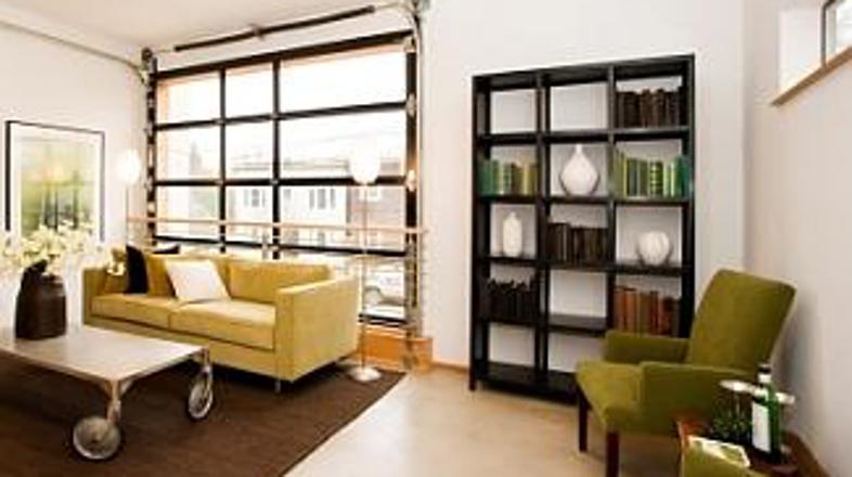 Manj pohištva, manj pospravljanja, velja tudi v dnevni sobi.