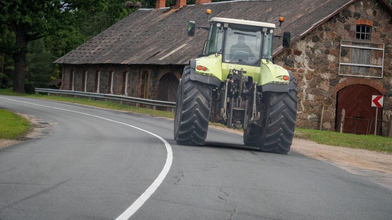 traktor na cesti