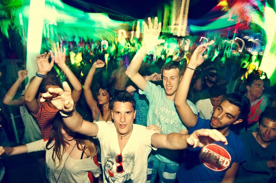 Vročekrvna noč na razvratni plaži