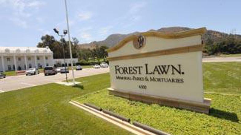 Michael se bo v Forest Lawn Memorial parku pridružil velikim zvezdam.