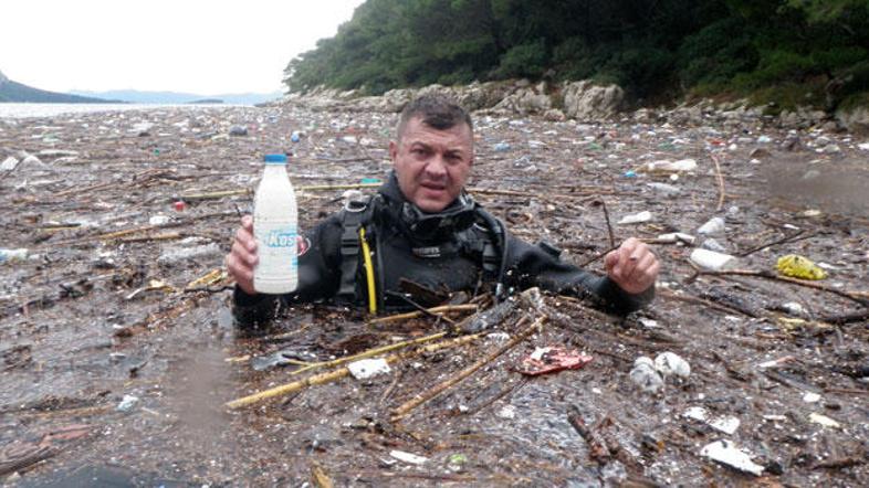 Potapljača so zaradi možnosti okužbe že prepeljali v najbližjo bolnišnico. (Foto