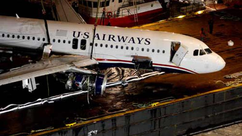 Letalo so s pomočjo žerjavov v soboto dvignili iz reke Hudson.