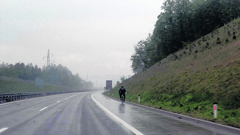 Bralec je v bližini Radovljice v objektiv ujel kolesarja, ki se je peljal kar po