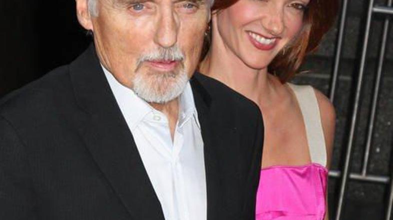 Victoria pravi, da ji Dennis grozi s smrtjo. 