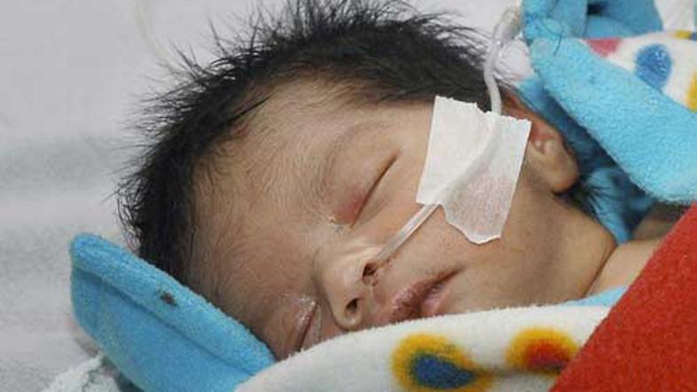 Osebje je rešilo pet novorojenčkov (na fotografiji eden od rešene peterice), med