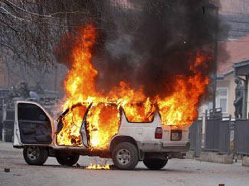 V spopadu med policijskimi enotami ZN in silami Kforja ter srbskimi protestniki 