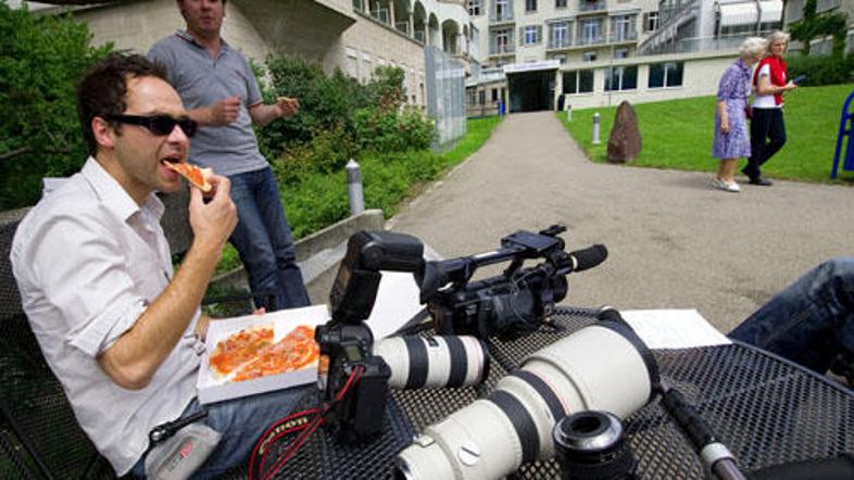 Fotoreporterji pred porodnišnico, kjer je Mirka rodila, čakajo na prve posnetke 