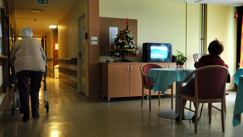 Osnovna oskrba trenutno stane od 488 do 643 evrov na  mesec. (Foto: Anže Petkovš