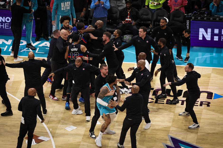 Pretep med Charlotte Hornets in Detroit Pistons | Avtor: Profimedia