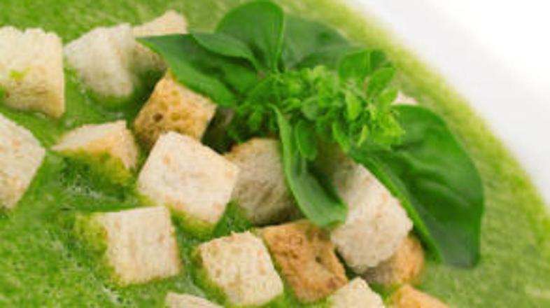 Okrasite jo lahko tudi z baziliko.