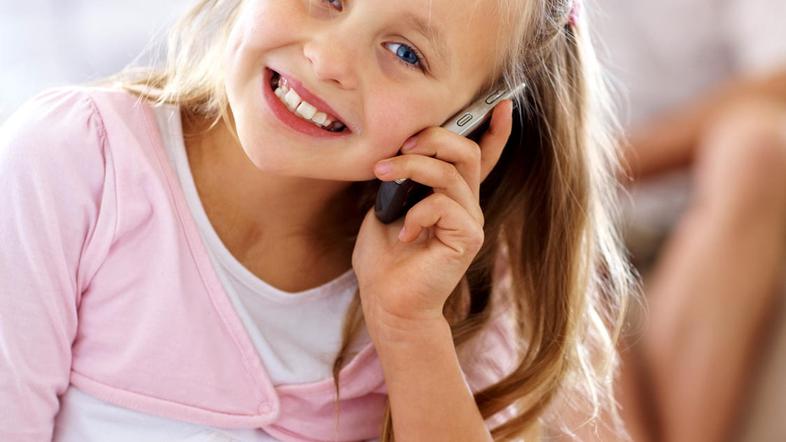 deklica, punčka, mobilnik, mobilni telefon