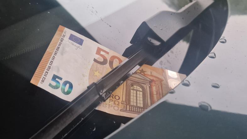 Prevara z bankovcem za vetrobranskim steklom