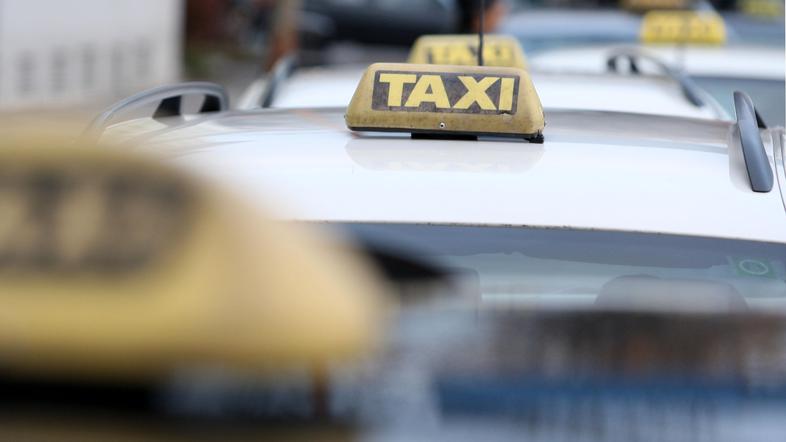 Na vprašanje, zakaj bi si dekle zaradi petih evrov zgodbo izmislilo, odvetnik od