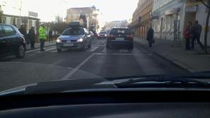 Policist v Celju je povzročal le še hujši kaos, se je pritožil bralec. (Foto: Br