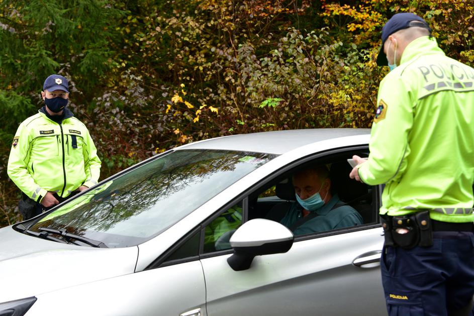 Covid-19, Slovenija, policija, nadzor, občine