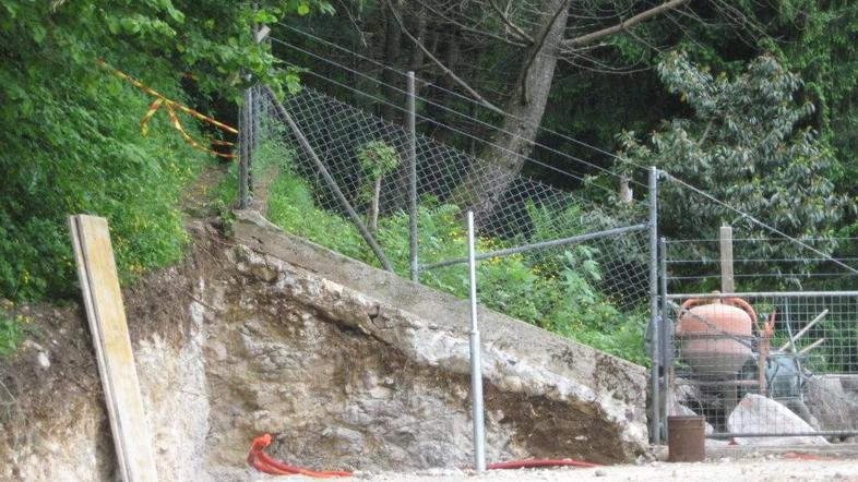 Zaporo zaradi gradbenih del je lastnik stanovanjske hiše Pod Stražo postavil sam