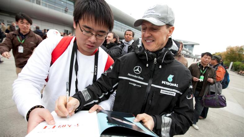 V četrtek je bil Michael Schumacher med vsemi najbolj oblegan. (Foto: EPA)