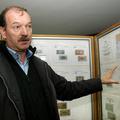 Mitja Pelicon ob razstavi znamk, kovancev in bankovcev v Krajinskem muzeju v Kop
