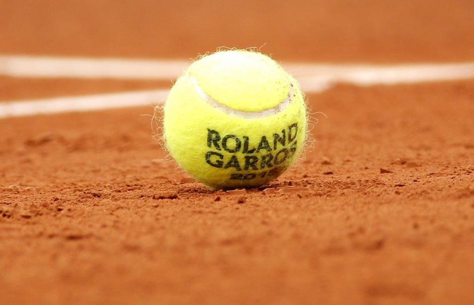 teniška žogica roland garros pesek igrišče tenis | Avtor: EPA