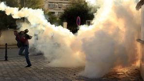 V Tunisu je že več dni pestro. Ulice so napolnjene z demonstranti. (Foto: Reuter