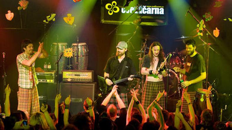 Kot vedno obljubljajo edinstveno norijo v slogu Elvis Jacksonov. Takole so občin