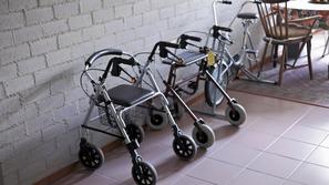 Hojca voziček star starostnik upokojenec upokojenci starostniki