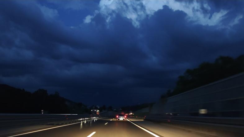 Nevihta, nevihte, nevihtno vreme, temni oblaki