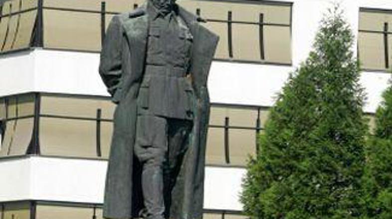Poziv k odstranitvi Tita z ulic in iz parkov je v SDS nastal na podlagi razkritj