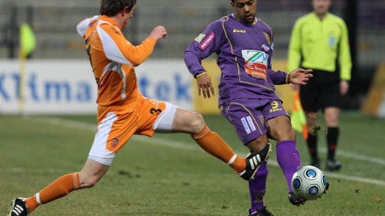 Marcos Tavares je v 89. minuti s strelom z glavo zadel vratnico.