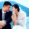Yao Ming in Ye Li na poročni dan leta 2007. Tri leta kasneje bosta zibala.