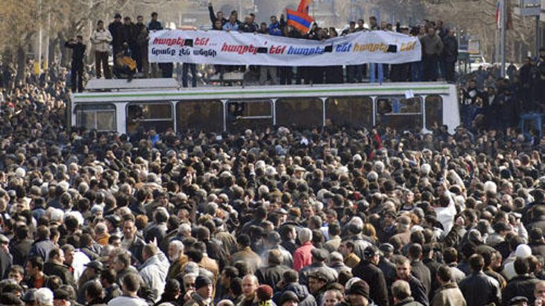 Izvolitev Serža Sarkasjana za predsednika je sprožila proteste opozicije, ki je 
